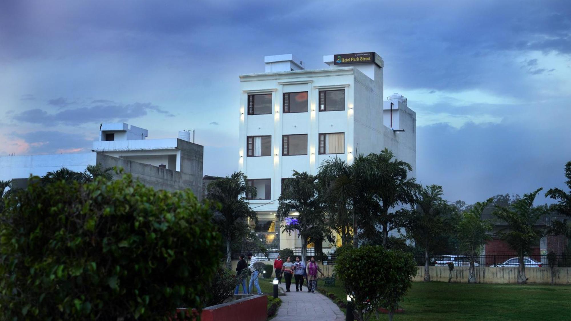 Hotel Park Street Pathankot Ngoại thất bức ảnh